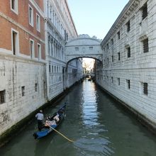 ため息橋に向かうゴンドラ