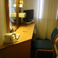 椅子とベッドの間隔が狭い