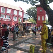 この服装は暑くないのかなぁ