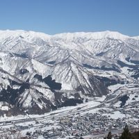 湯沢温泉街と雪山