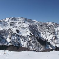 湯沢高原スキー場と右奥はガーラ湯沢スキー場