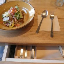 スプーン類は引き出しの中