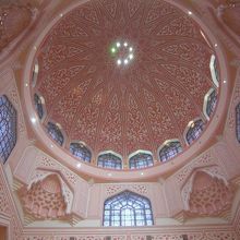 礼拝所の中には入れませんが、ドーム部分は見られます