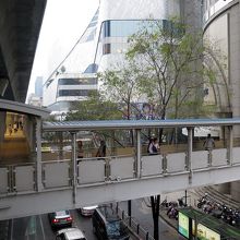 まず、こちらで右折すると…