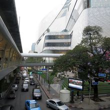 さらに進んだ先には「セントラル・エンバシー」への連絡通路