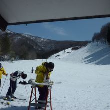 無料休憩所から見たゲレンデ正面です