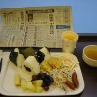 ホテルの美味しい朝食とサービスの朝刊