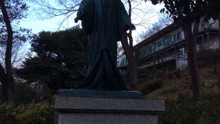 富坂を登って行くとあります