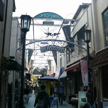 ガス灯っぽい街灯もいい演出です。