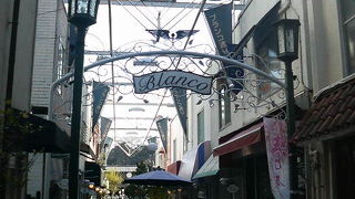 女性向けのお店が並ぶ異国のような裏通り