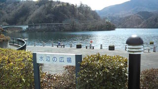 静かな湖畔で家族連れ、カップルなどでゆっくり楽しめます