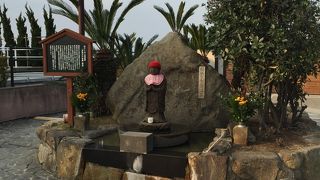 温泉街の奥でひっそりと見守っています