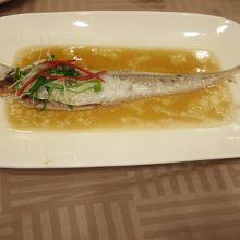 蒸した長江刀魚。ちょっと大きめ398元。