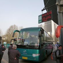 済南駅前のバスターミナルから空港行きのバスに乗ります。