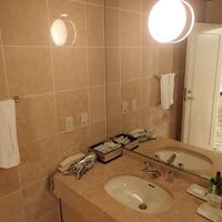 広い洗面所。隣にはユニットバス