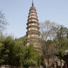 薬師寺三重塔の裳階（もこし）に似た屋根が第三層まであり心地よ