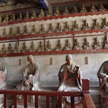 一体一体が躍動感・生命感あふれ羅漢像（フラッシュなしで撮影）