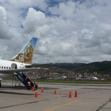 インカならではの尾翼　ベラスコアステテ国際空港にて