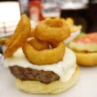 レストランでの食事。