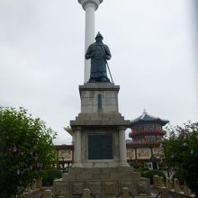 李舜臣の像と釜山タワー