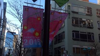 御影石で整備された通り