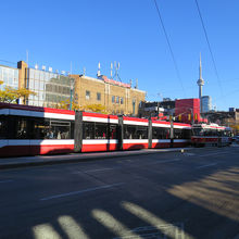 公共の交通機関も走っていて便利です