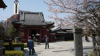 花やしきをバックにひっそりと建つ御堂