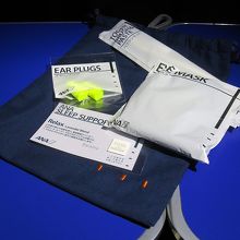 機内アメニティキットは布製の袋入で、JALより質感が高いです