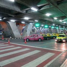 緑色の照明が、各レーンの表示燈になっています