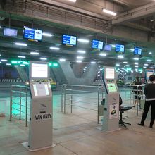 この発券機のボタンを押すと…