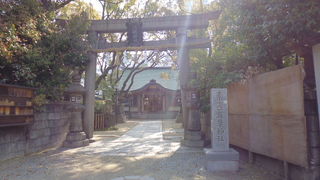 ビルの谷間の神社