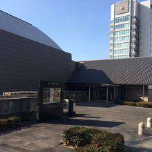 勝山公園の一角にあります。