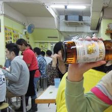 シンハービールはラッパ飲み