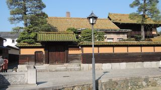 先日秋篠宮家佳子様も訪れた大原孫三郎が1928年に建築した有隣荘の美しい屋根瓦を見てきました。