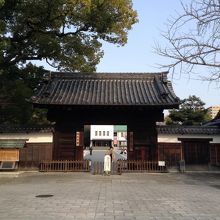 門をくぐり真正面に進むと美術館入り口です