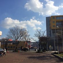 建築家・磯崎新氏による設計の独特の外観の建物。