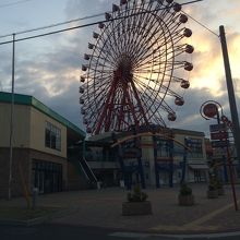 大きな赤い観覧車が目印。