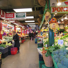 カラフルな野菜や果物が並んでいました