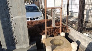 井戸を掘らせたところ、水とともにお地蔵様が出現したそうです