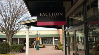 バス乗り場の前にあります