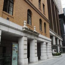 分かり難いところにあります (一番奥の柱です)