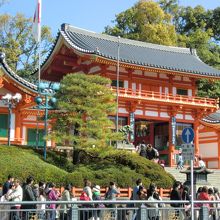 入口の楼門は重要文化財