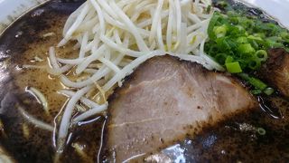 黒いスープのラーメンが特徴のラーメン屋