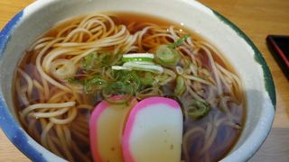 空港の待ち時間に手軽においしいおそばを食べられます！