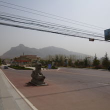 ここからは白タクで山の奥へと入ります。