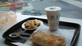 早めに行けばそんなに待たずに食べられます。