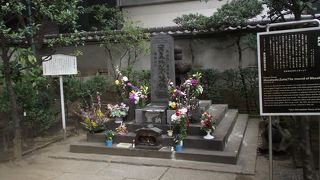 大手町の一等地で何時も綺麗な花などが手向けられています