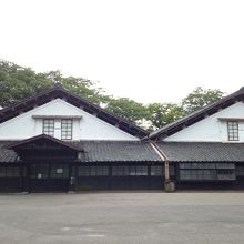 昔の倉庫　この状態でも今も使われる