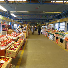 市場はやたらとリンゴだらけでした