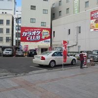 カラオケ店と共用の平面駐車場。